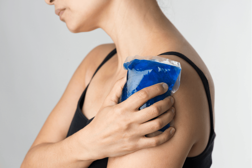 Use an ice pack to treat frozen shoulder pain symptoms.